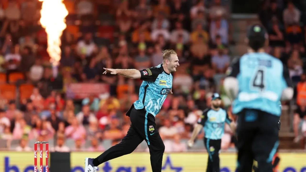 'Tall Paul' Walter Eyes Return to Brisbane Heat in BBL