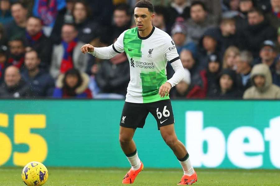 Scholes Suggests Liverpool Manager Slot Is Unhappy With Alexander-Arnold's Body Language