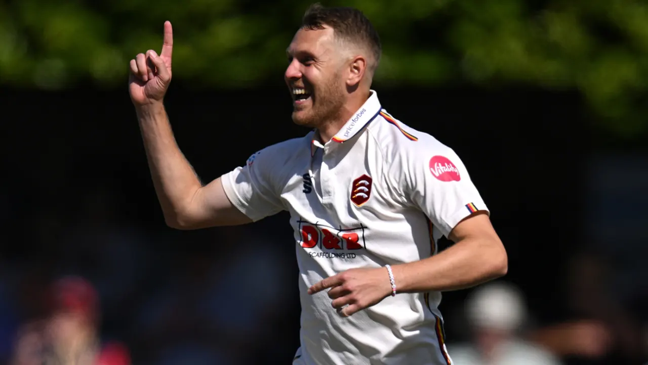 Dominant Porter leads Essex to rapid victory over hapless Warwickshire