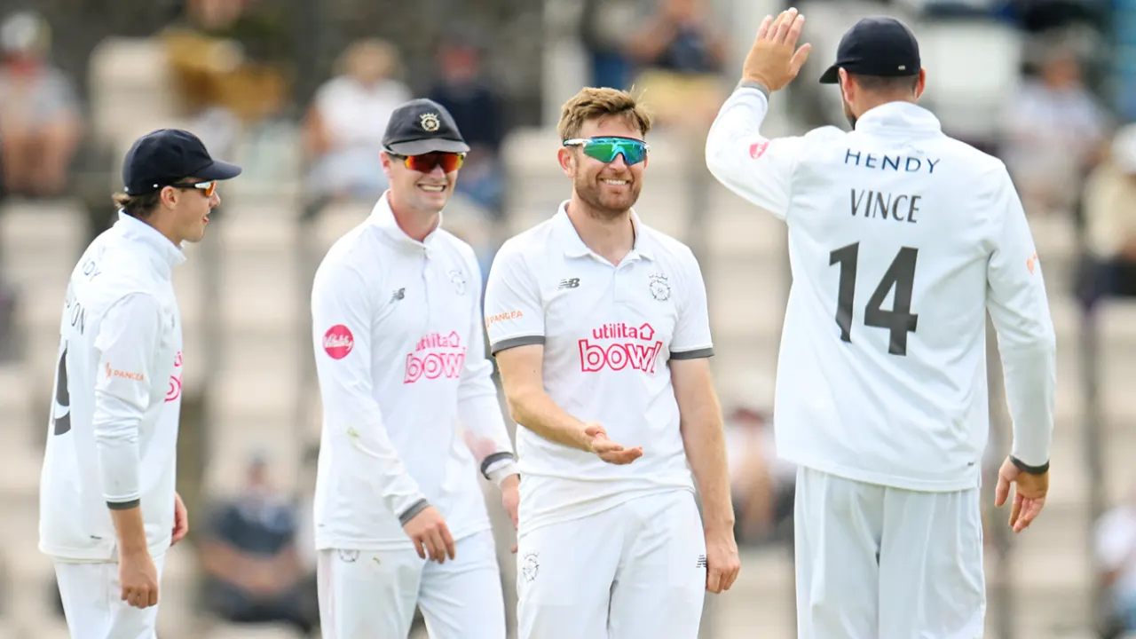 Liam Dawson continues to shine bright as Hampshire turn the tables on Worcestershire