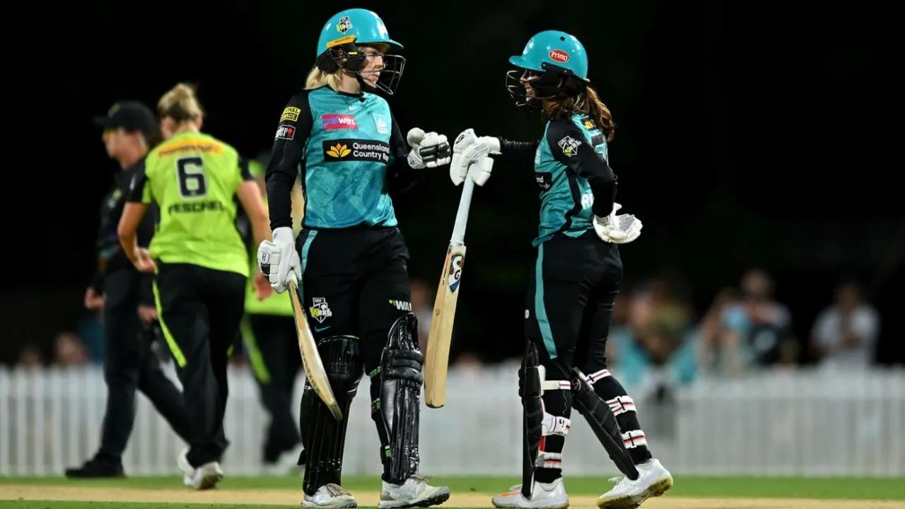 Redmayne and Rodrigues Shine as Heat Cruise into WBBL Final with Strong Bowling Performance against Thunder